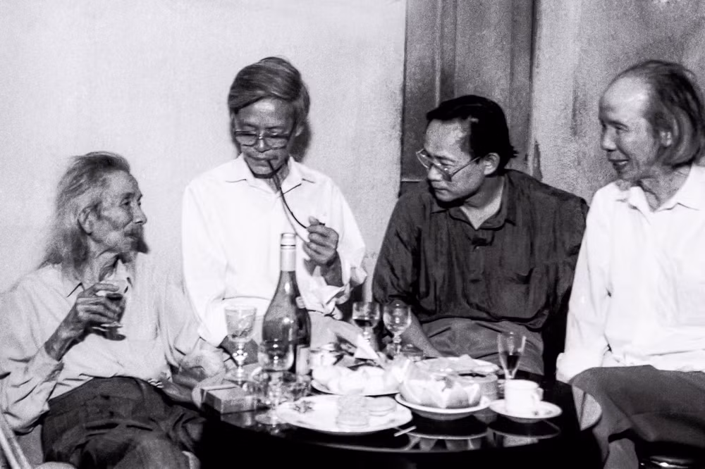 Nhạc sỹ Văn Cao bên bạn bè ngày 6-5-1993 - Ảnh: Nguyễn Đình Toán