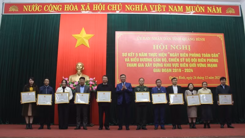 Chủ tịch Ủy ban nhân dân tỉnh Quảng Bình Trần Thắng trao bằng khen cho các tập thể, cá nhân có thành tích xuất sắc.
