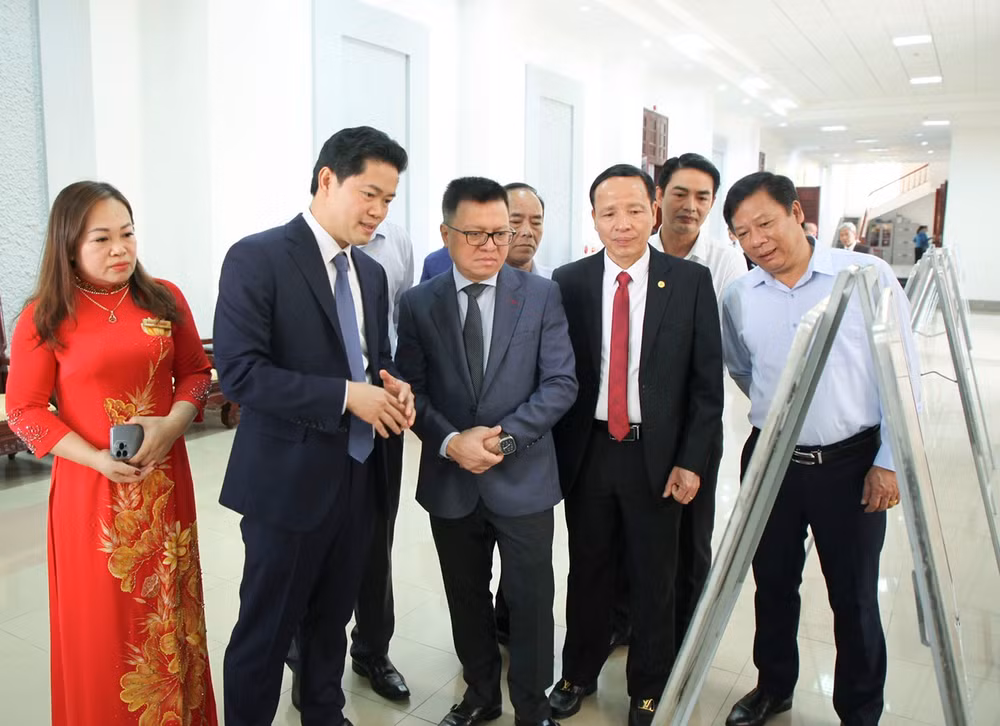 Các đại biểu tham quan triển lãm ảnh.