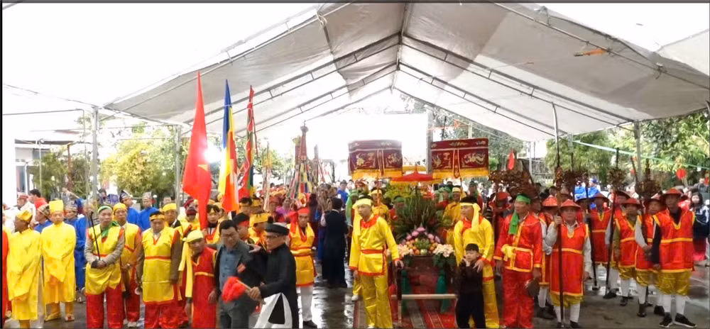 Nhân dân nô nức tham gia các hoạt động lễ hội.
