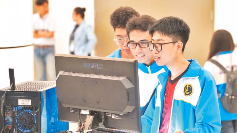 Khách tham quan trải nghiệm thiết bị công nghệ cao tại Triển lãm ngành công nghiệp bán dẫn 2024.