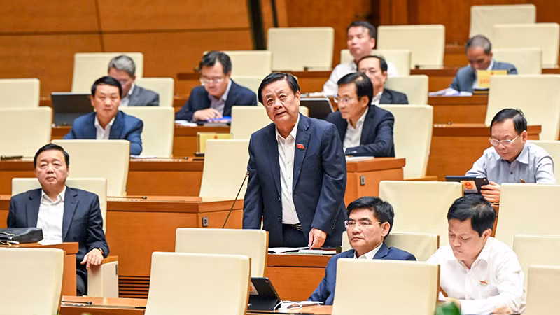 Bộ trưởng Nông nghiệp và Phát triển nông thôn phát biểu giải trình, làm rõ một số vấn đề đại biểu Quốc hội nêu. (Ảnh DUY LINH)