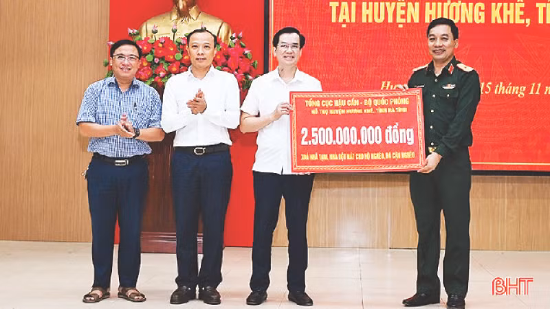 Lãnh đạo Tổng cục Hậu cần trao kinh phí 2,5 tỷ đồng hỗ trợ xây dựng nhà ở cho huyện Hương Khê, Hà Tĩnh. (Ảnh Chiến Tấn)