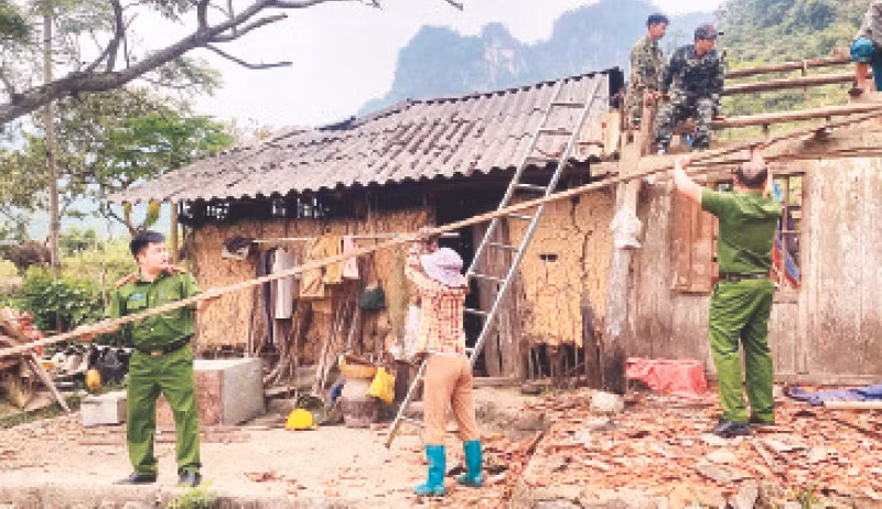 Chính quyền địa phương hỗ trợ người dân xóm Nà Báng, thị trấn Đông Khê (Thạch An, Cao Bằng) xóa nhà tạm, nhà dột nát.