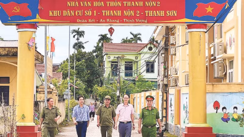 Lực lượng công an phối hợp lực lượng bảo vệ an ninh trật tự ở cơ sở và các ban, ngành, đoàn thể tuyên truyền, phổ biến giáo dục pháp luật trên địa bàn thành phố Phủ Lý, tỉnh Hà Nam. (Ảnh LÊ PHƯỢNG)
