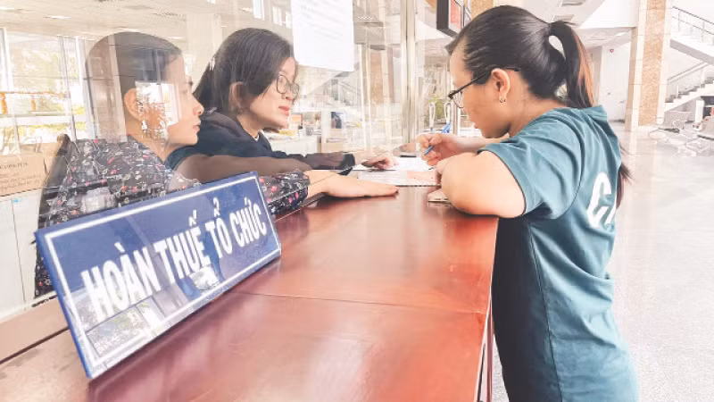Người dân làm thủ tục hoàn thuế tại Cục Thuế Thành phố Hồ Chí Minh. 