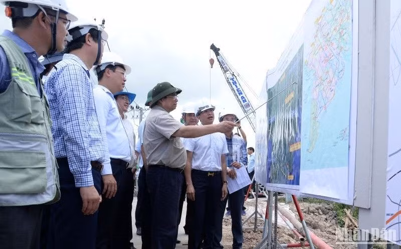 Thủ tướng Phạm Minh Chính nghe các đơn vị báo cáo tình hình tiến độ xây dựng. Thủ tướng Phạm Minh Chính nghe các đơn vị báo cáo tình hình tiến độ xây dựng.