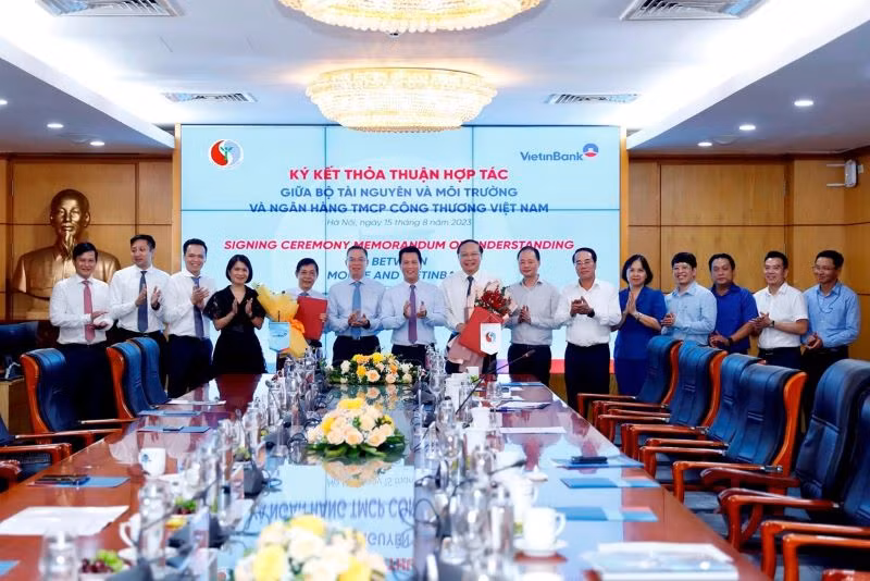 Bộ trưởng Đặng Quốc Khánh và Chủ tịch Hội đồng quản trị VietinBank Trần Minh Bình tặng hoa Thứ trưởng Lê Công Thành và Phó Tổng giám đốc phụ trách Ban điều hành VietinBank Nguyễn Hoàng Dũng.