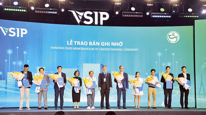 VSIP Vĩnh Thạnh trao biên bản ghi nhớ cho các nhà đầu tư thuê đất tại khu công nghiệp này.