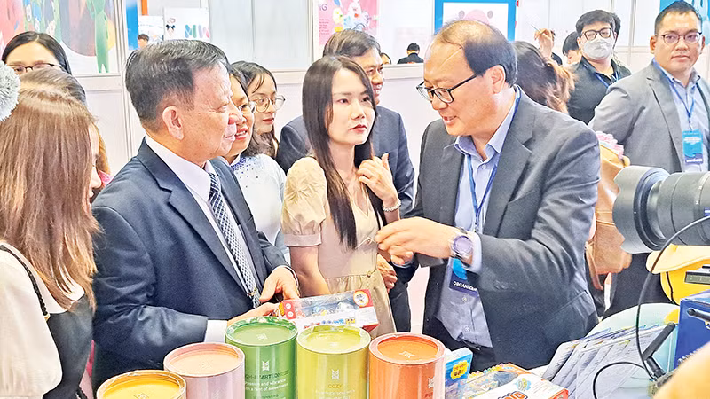 Các đại biểu tại Tuần lễ Văn hóa và Nhân vật quốc tế Việt Nam 2023 tổ chức tại Trung tâm Thương mại thế giới thành phố mới Bình Dương vào tháng 9/2023.
