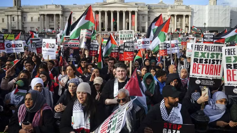Hàng nghìn người tham gia tuần hành tại thủ đô London của Anh. (Ảnh REUTERS) Hàng nghìn người tham gia tuần hành tại thủ đô London của Anh. (Ảnh REUTERS)