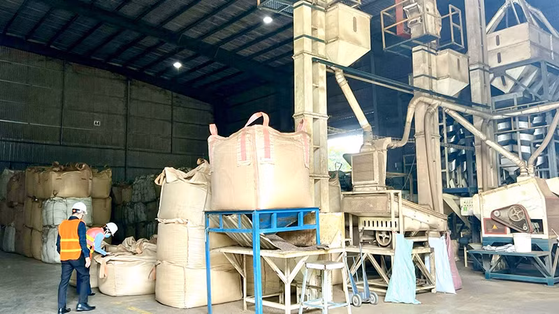 Kiểm tra sản phẩm tại kho hàng của Công ty 2/9 Đắk Lắk.