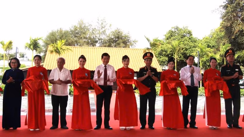 Đại tướng Phan Văn Giang dự lễ khánh thành công trình Công viên tượng đài, Nhà lưu niệm Anh hùng liệt sĩ Võ Thị Sáu tại huyện Long Đất.