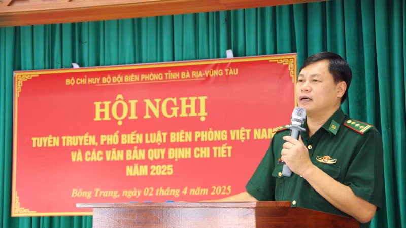 Thượng tá Đặng Văn Trọng, Phó Chủ nhiệm Chính trị Bộ đội Biên phòng tỉnh giới thiệu, tuyên truyền, phổ biến các nội dung cơ bản của Luật Biên phòng Việt Nam tại xã Bông Trang.