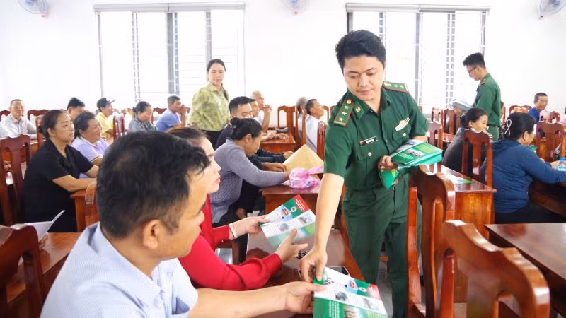 Lực lượng Bộ đội Biên phòng tỉnh Bà Rịa-Vũng Tàu cấp phát tờ gấp tuyên truyền pháp luật cho các cán bộ, nhân dân Xã Bông Trang. 