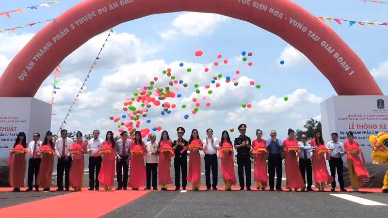 Các đại biểu cắt băng thông xe kỹ thuật dự án thành phần 3 cao tốc Biên Hòa-Vũng Tàu. Các đại biểu cắt băng thông xe kỹ thuật dự án thành phần 3 cao tốc Biên Hòa-Vũng Tàu.