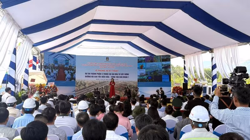 Toàn cảnh buổi lễ. Toàn cảnh buổi lễ.