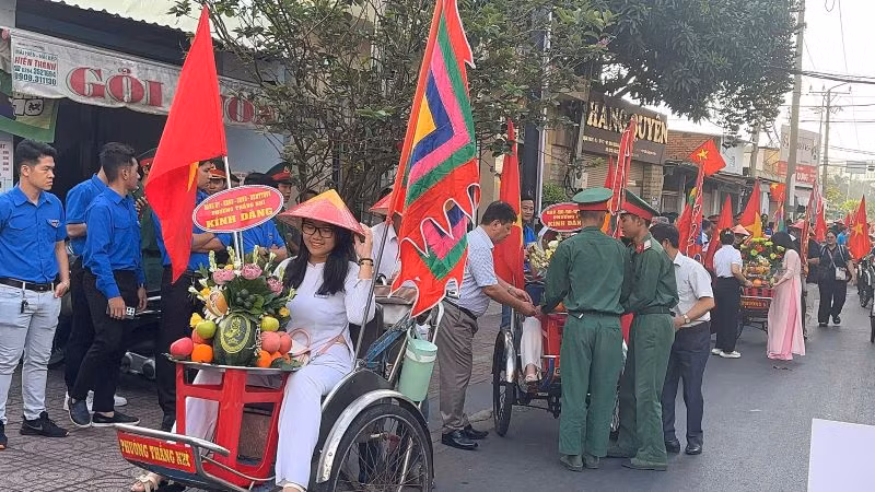Các đơn vị của thành phố chuẩn bị diễu hành qua các tuyến phố. Các đơn vị của thành phố chuẩn bị diễu hành qua các tuyến phố.