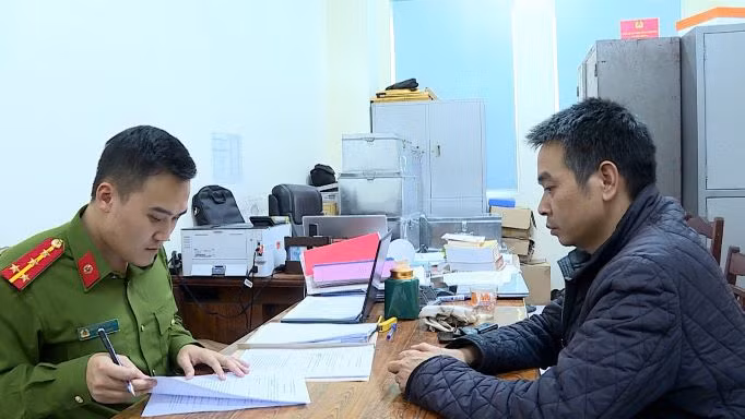 Công an tỉnh Hưng Yên làm việc với đối tượng bị bắt trong vụ án Giả mạo trong công tác và nhận hối lộ tại Trung tâm đăng kiểm xe cơ giới 89-02S và 89-05D ở Hưng Yên.