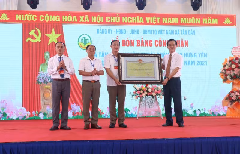 Giám đốc Sở Nông nghiệp và Phát triển Nông thôn tỉnh Hưng Yên Đỗ Minh Tuân trao Bằng công nhận xã đạt chuẩn nông thôn mới kiểu mẫu năm 2021 cho Đảng bộ, chính quyền và nhân dân xã Tân Dân.