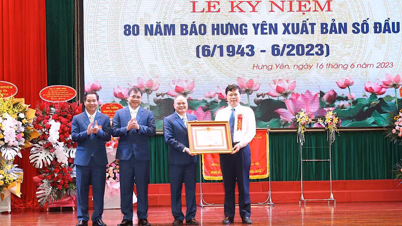 Phó Bí thư Thường trực Tỉnh ủy, Chủ tịch HĐND tỉnh Hưng Yên Trần Quốc Toản trao Bằng khen của Thủ tướng Chính phủ tặng Báo Hưng Yên.