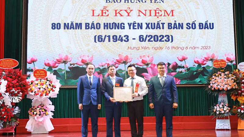 Tổng Biên tập Báo Nhân Dân, Chủ tịch Hội Nhà báo Việt Nam Lê Quốc Minh trao tặng Bằng khen cho chi hội Báo Hưng Yên.