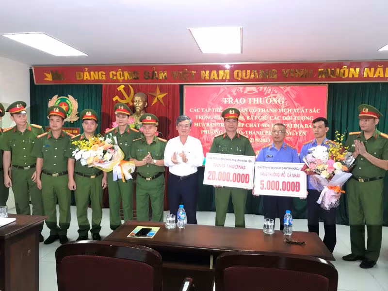 Phó Chủ tịch Ủy ban nhân dân tỉnh Hưng Yên Nguyễn Duy Hưng Yên đã trao thưởng cho tập thể phòng Cảnh sát điều tra tội phạm về ma túy Công an tỉnh Hưng Yên.