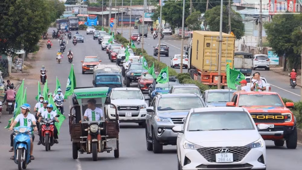 Người hâm mộ ở Bình Phước diễu hành cổ vũ cho đội bóng tỉnh nhà.