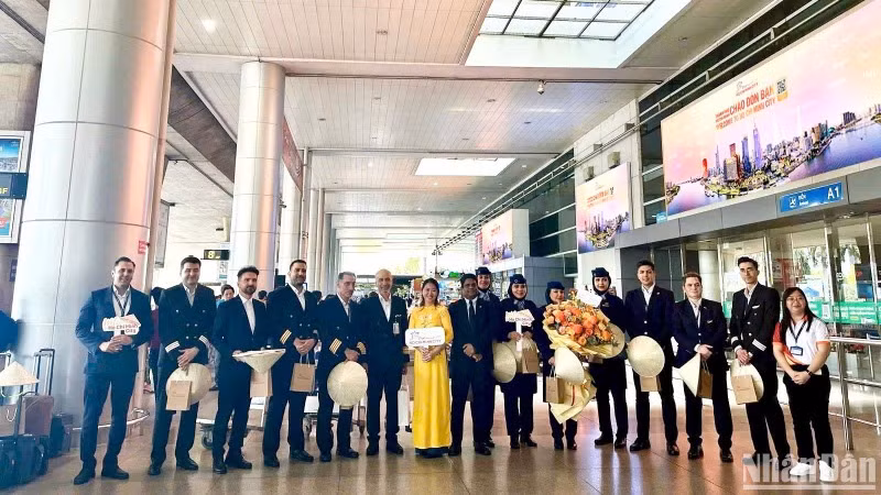 Những du khách trên chuyến bay Charter đầu tiên từ Iran đến Việt Nam tại sân bay Tân Sơn Nhất.