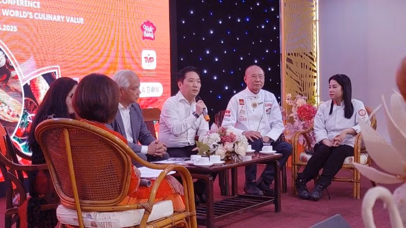 Các diễn giả thảo luận về đẩy mạnh truyền thông, quảng bá bánh mì đến đông đảo du khách.