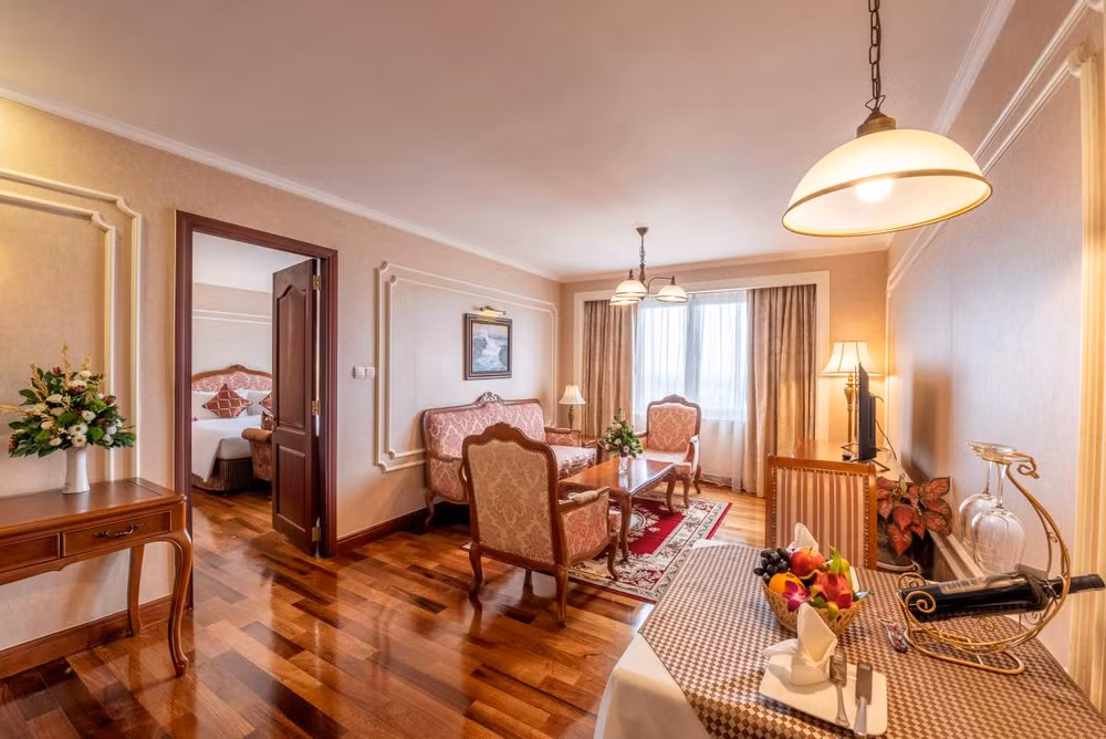 Phòng hạng sang của Khách sạn Grand số 8, đường Đồng Khởi, Quận 1. Phòng hạng sang của Khách sạn Grand số 8, đường Đồng Khởi, Quận 1.