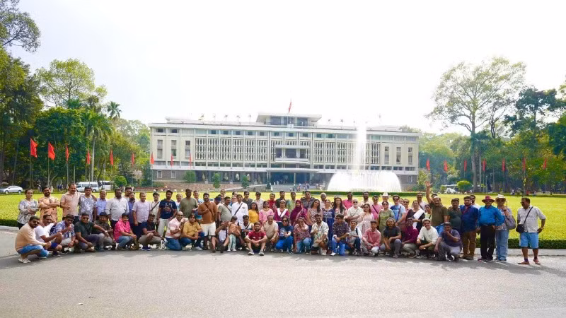 Khách du lịch quốc tế tham quan Dinh Độc Lập.
