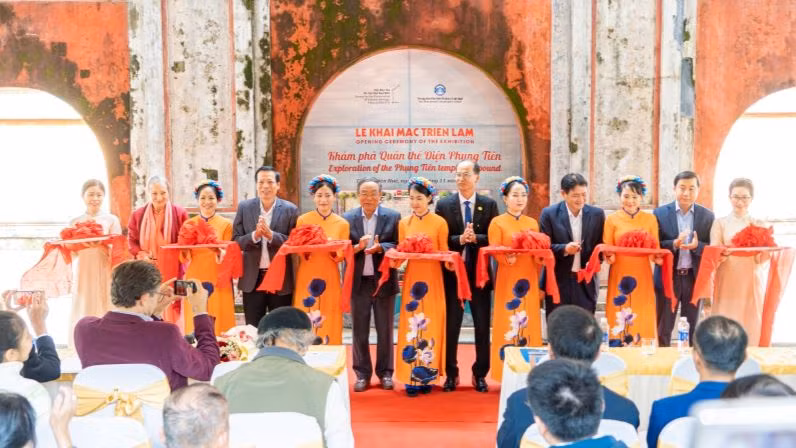 Các đại biểu, khách mời cắt băng khánh thành triển lãm.