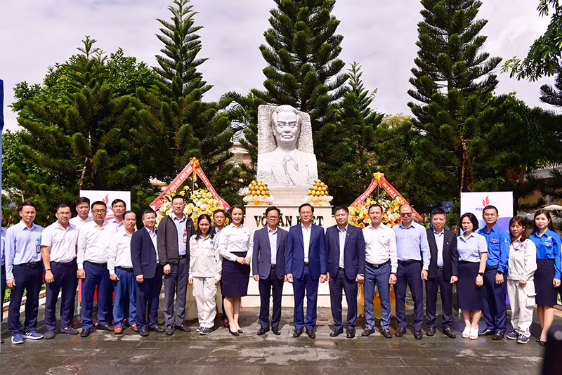 Các đại biểu chụp hình lưu niệm trước tượng đài cố Thủ tướng Võ Văn Kiệt.