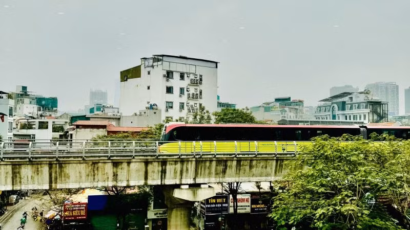 Tàu trên cao tuyến Nhổn-Cầu Giấy-Cát Linh, Hà Nội. (Ảnh: HNV) Tàu trên cao tuyến Nhổn-Cầu Giấy-Cát Linh, Hà Nội. (Ảnh: HNV)