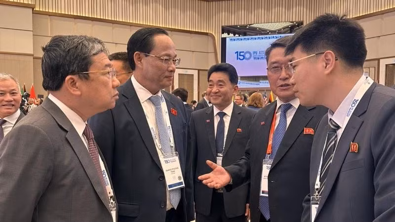 Phó Chủ tịch Quốc hội Trần Quang Phương gặp Phó Chủ tịch Hội nghị Nhân dân tối cao Triều Tiên. (Ảnh: VĂN CHÚC)
