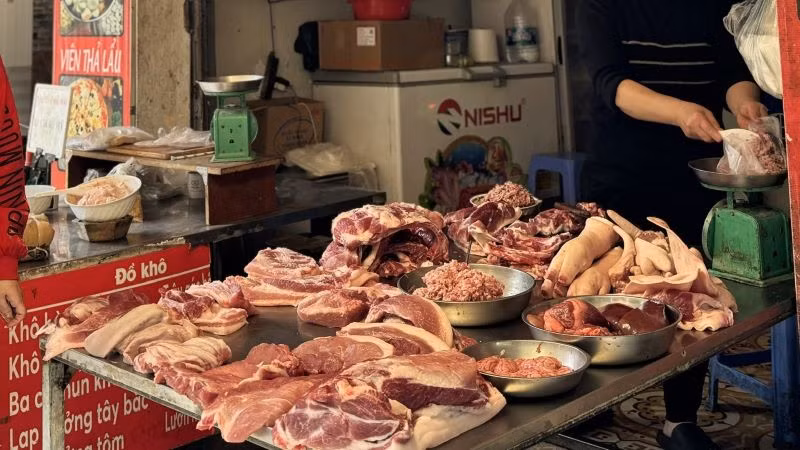 Giá thịt lợn biến động do nhiều nguyên nhân. (Ảnh: HNV)