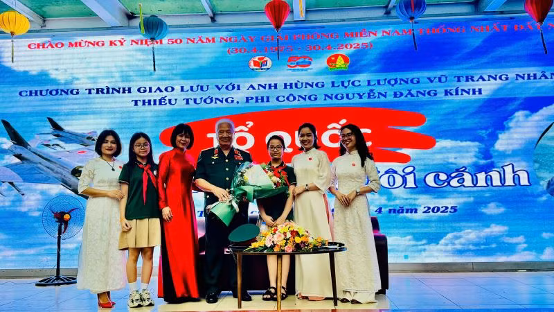 Thiếu tướng Nguyễn Đăng Kính và đại diện giáo viên, học sinh trường Tiểu học Việt Nam-Cuba trong chương trình giao lưu. (Ảnh: HNV)