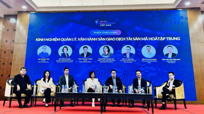 Các diễn giả trao đổi bàn tròn tại hội thảo. (Ảnh: HNV)