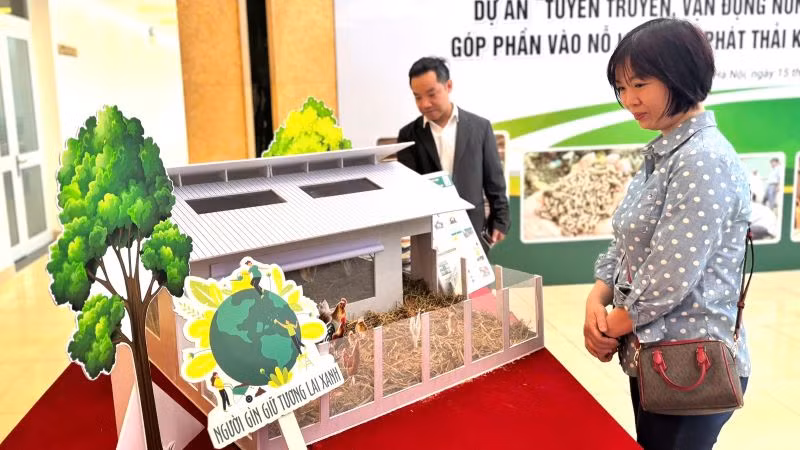 Đại biểu bên mô hình xử lý thải của nông dân được mô hình hoá tại hội thảo. (Ảnh: HNV)