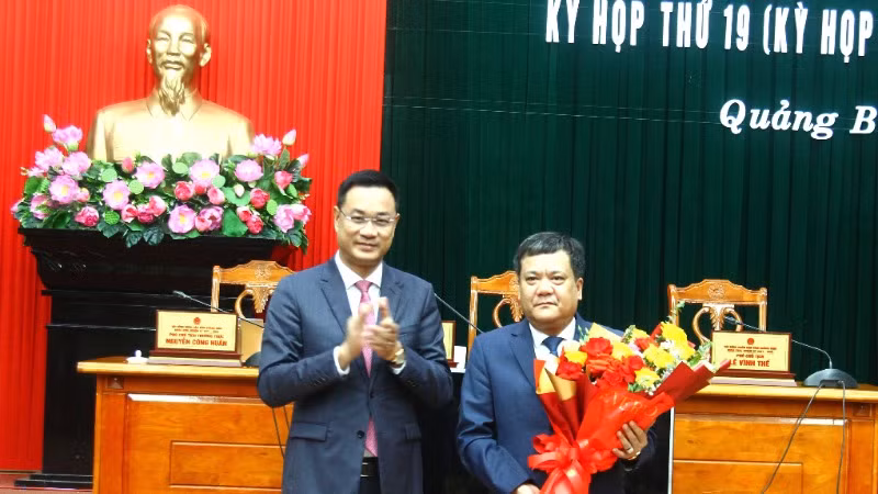 Bí thư Tỉnh ủy Quảng Bình Lê Ngọc Quang tặng hoa chúc mừng tân Chủ tịch Ủy ban nhân dân tỉnh Trần Phong.