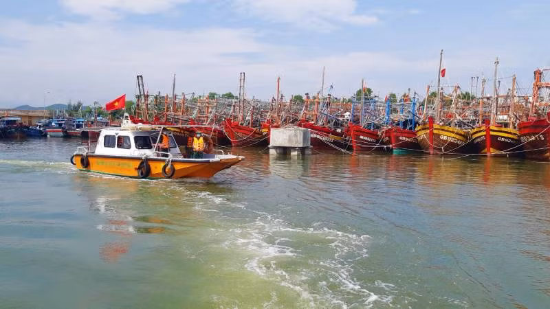 Việc thành lập lực lượng Kiểm ngư là nhiệm vụ cần thiết để chống khai thác IUU. (Trong ảnh: Bộ đội Biên phòng Quảng Bình tuần tra kiểm tra tàu thuyền của ngư dân)