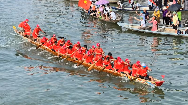 Người dân Quảng Ninh dùng thuyền để cổ vũ cho đội đua của xã mình. Người dân Quảng Ninh dùng thuyền để cổ vũ cho đội đua của xã mình.