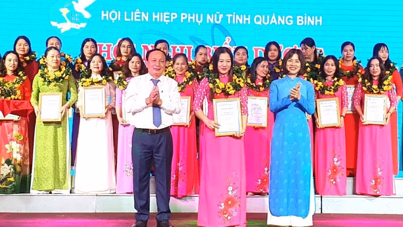 Các phụ nữ điển hình được vinh danh và nhận khen thưởng.
