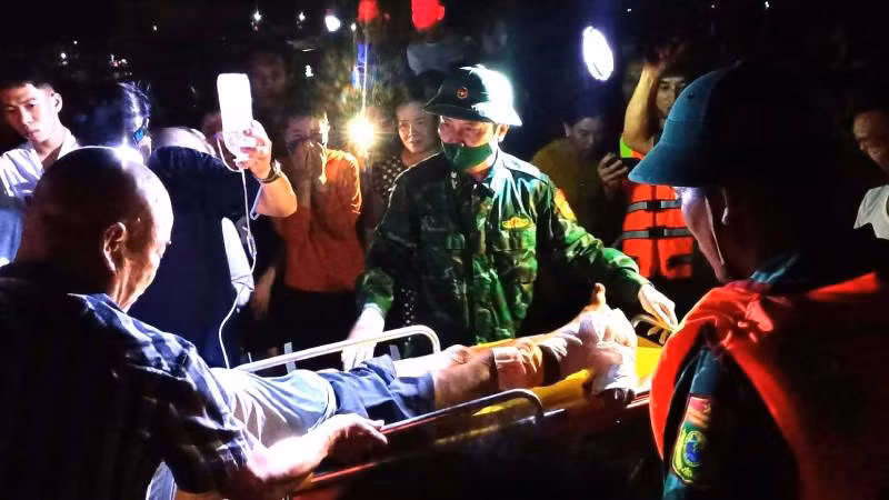 Quân y biên phòng, nhân viên y tế địa phương và gia đình chăm sóc, chuyển nạn nhân lên tuyến trên điều trị.