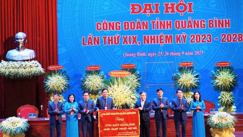 Bí thư Tỉnh ủy Quảng Bình Vũ Đại Thắng tặng bức trướng của Ban Chấp hành Đảng bộ tỉnh cho Công đoàn Quảng Bình.