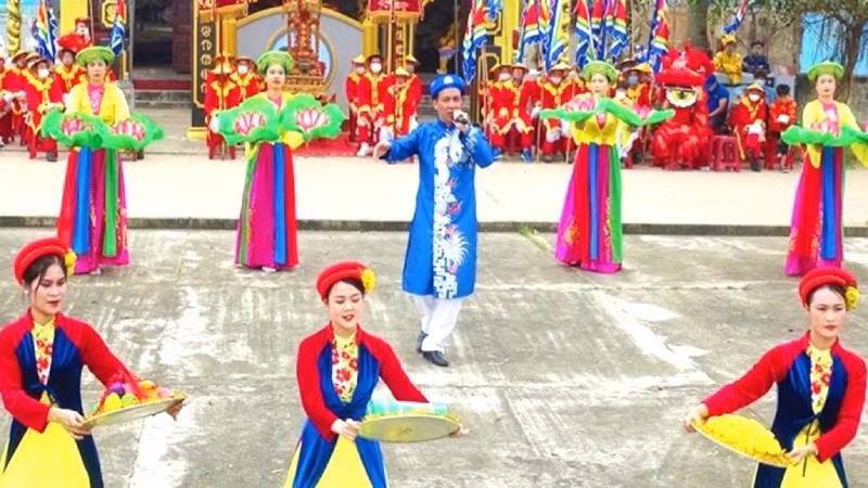 Nghệ nhân Ưu tú Lê Thành Lộc (áo xanh), người gìn giữ và trao truyền các làn điệu hát ru ở Cảnh Dương biểu diễn trong một lễ hội ở làng biển này.