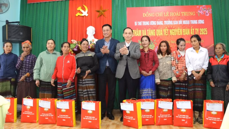 Trưởng Ban Đối ngoại Trung ương Lê Hoài Trung và Bí thư Tỉnh ủy Quảng Bình Lê Ngọc Quang trao quà Tết cho hộ nghèo ở bản Khe Ngát.