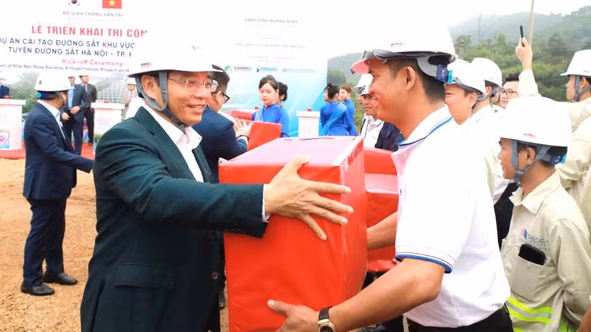 Bộ trưởng Giao thông vận tải Nguyễn Văn Thắng tặng quà động viên công nhân thi công công trình. Bộ trưởng Giao thông vận tải Nguyễn Văn Thắng tặng quà động viên công nhân thi công công trình.