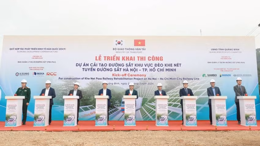 Các đại biểu thực hiện nghi thức Lễ triển khai thi công dự án cải tạo đường sắt khu vực Khe Nét, tỉnh Quảng Bình.